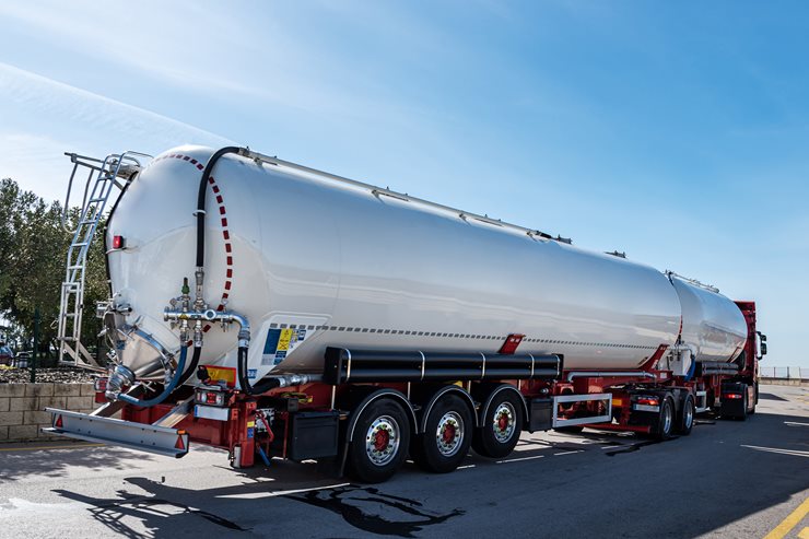 Tankwagen-mit-Pulveraktivkohle