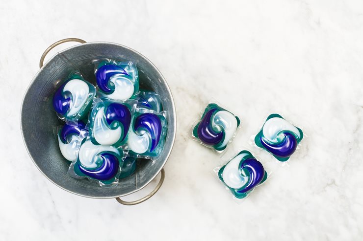 blau-weiße Waschmitteltabs in Kübel