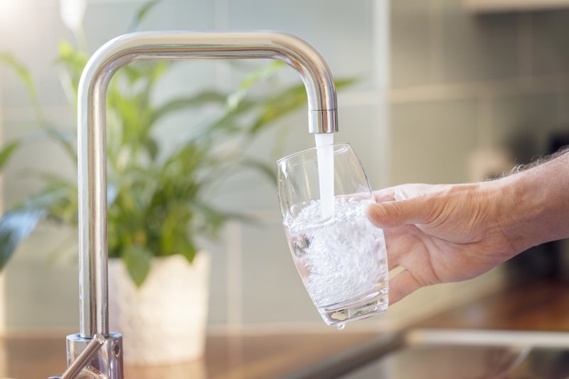 Wasserhahn mit Trinkglas