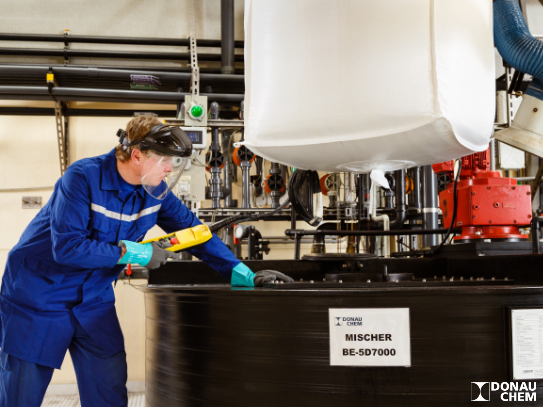 Lebensmittelproduktion mit einem aufgehängten Big Bag bei einem Mischtank Lebensmittelproduktion mit einem aufgehängten Big Bag bei einem Mischtank